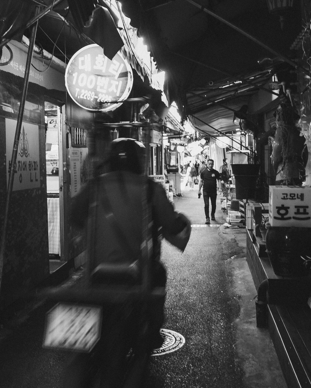 Hof alley, in motion